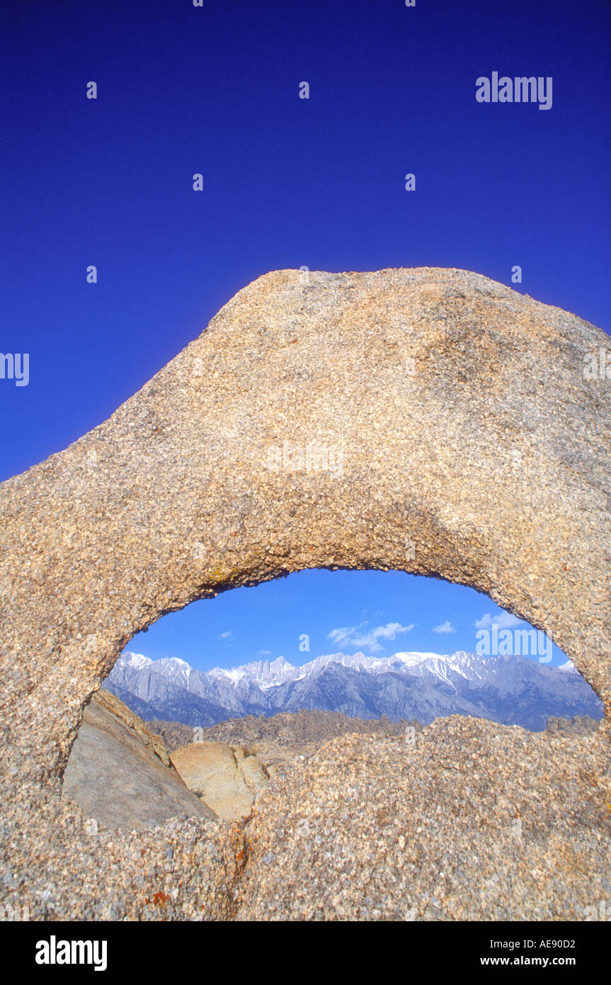 Vue à l'arche en pierre du Mont Whitney dans les montagnes de la Sierra Nevada en Californie Banque D'Images