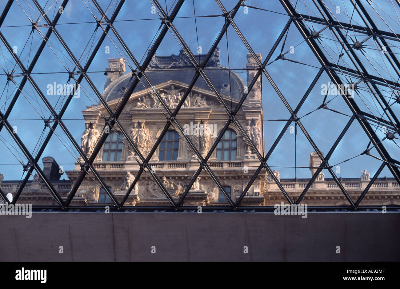 Plafond de Verre : vue sur le pavillon Richelieu par la Pyramide du Louvre Museum complex, Paris, France Banque D'Images