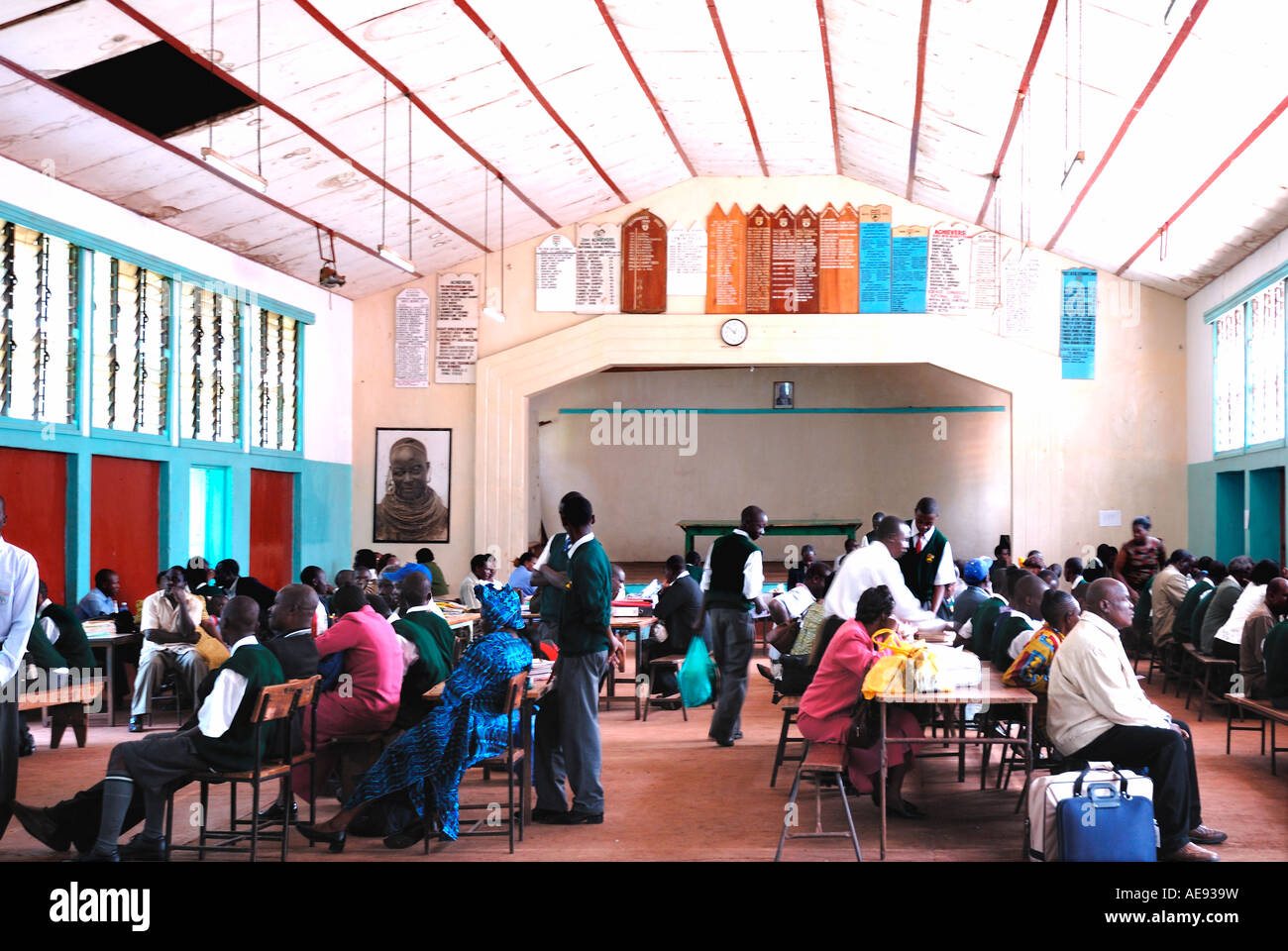 Réunion de parents membres du personnel pour discuter des progrès de leurs fils à l'École de l'Afrique de l'Est Kenya Maseno Banque D'Images