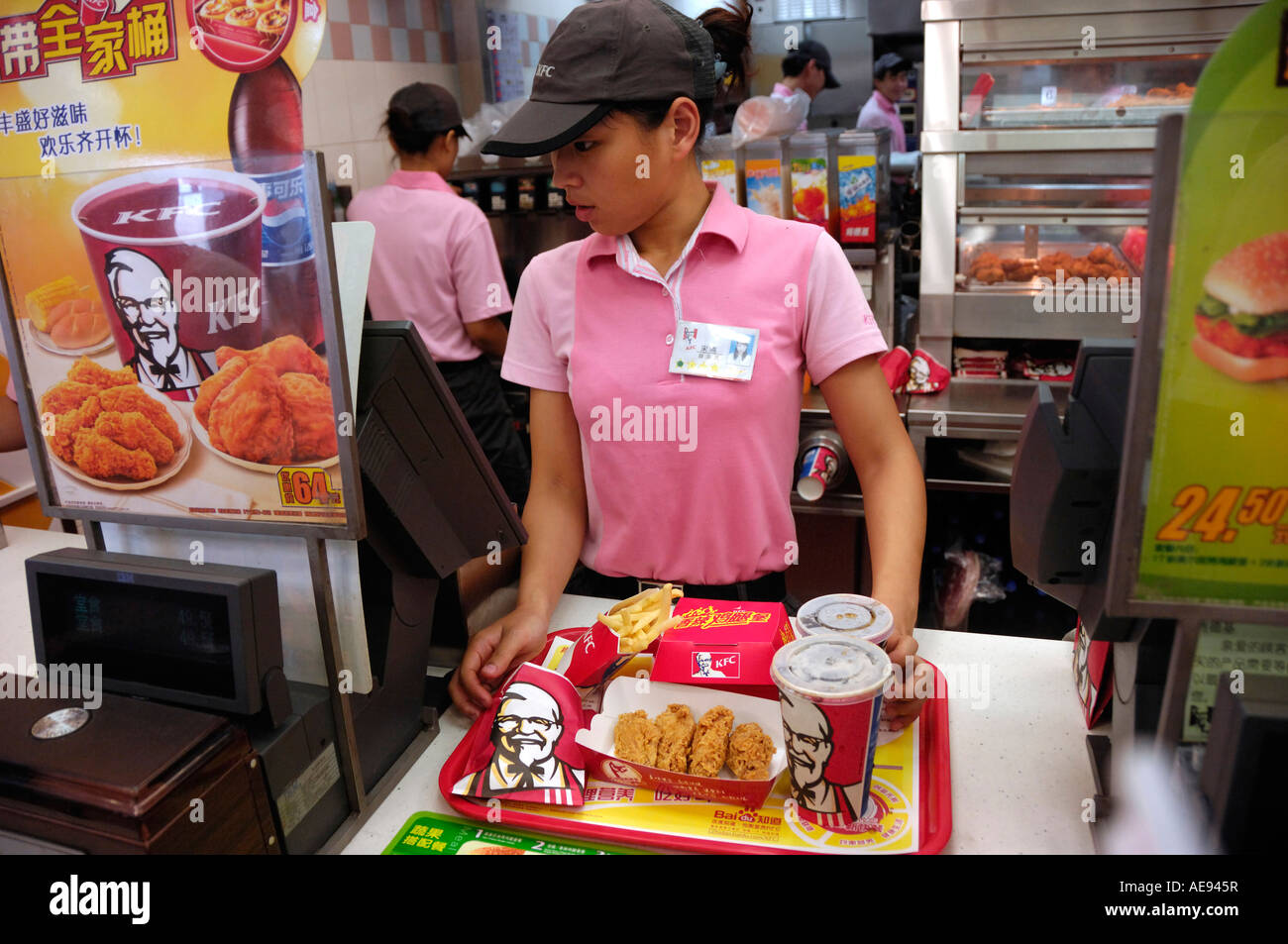 Un personnel jeune fille KFC sert les clients de Tianjin Chine 19 Aug 2007 Banque D'Images