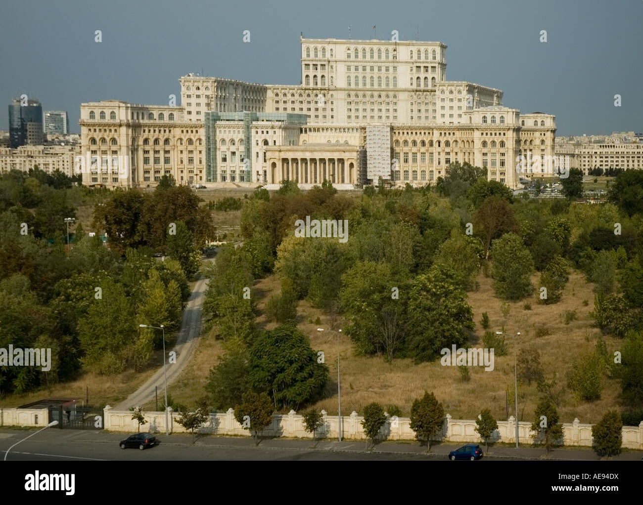 Le Palais du Parlement, les gens Palace et ses jardins, l'arrière de l'antenne vue arrière, Bucarest, Roumanie, Europe, UNION EUROPÉENNE Banque D'Images