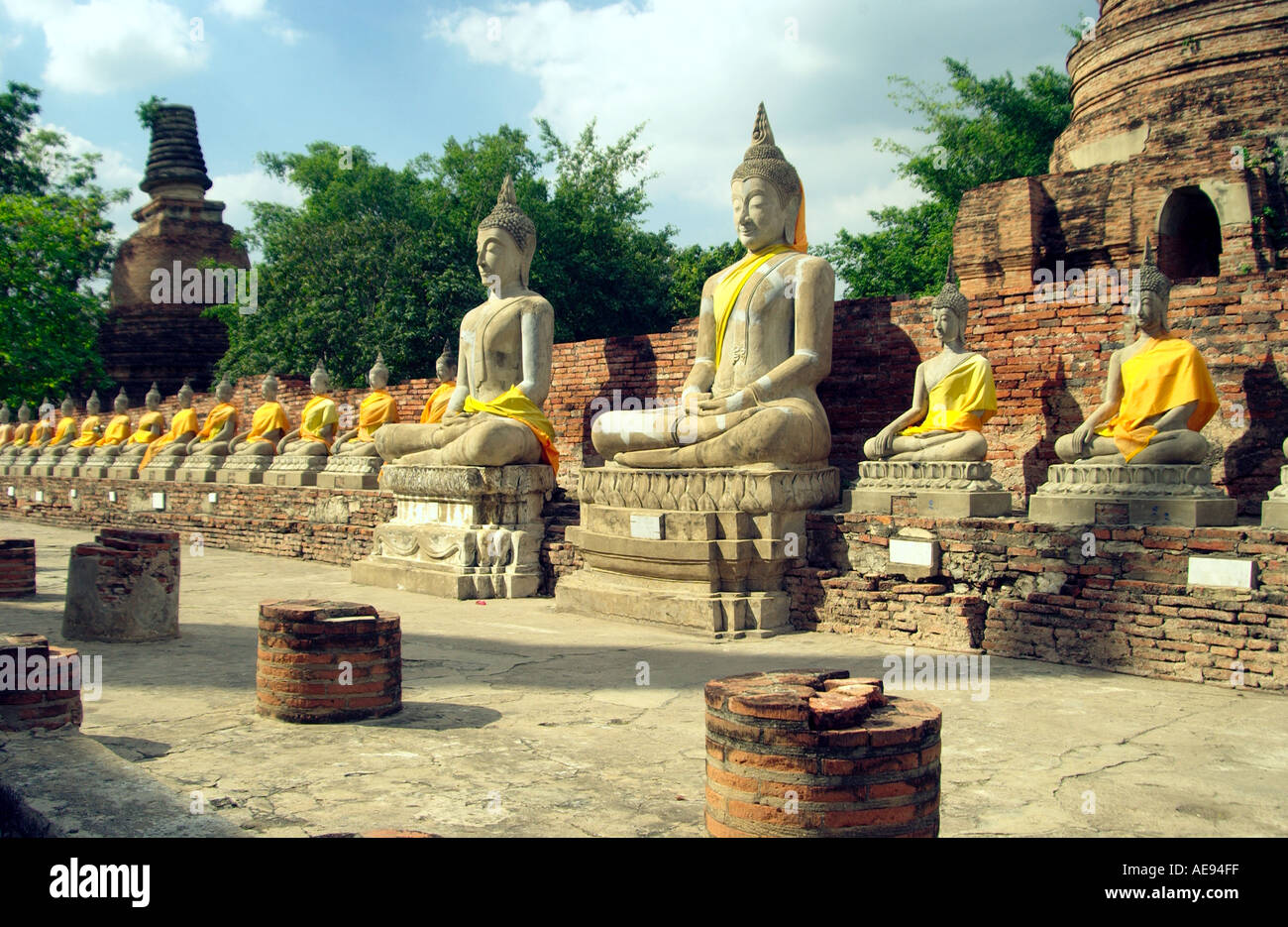 Wat Yai Chai Mongkol de rangées de petites et grandes statues de Bouddha ainsi qu'un Bouddha couché d'Ayutthaya, Thaïlande Banque D'Images