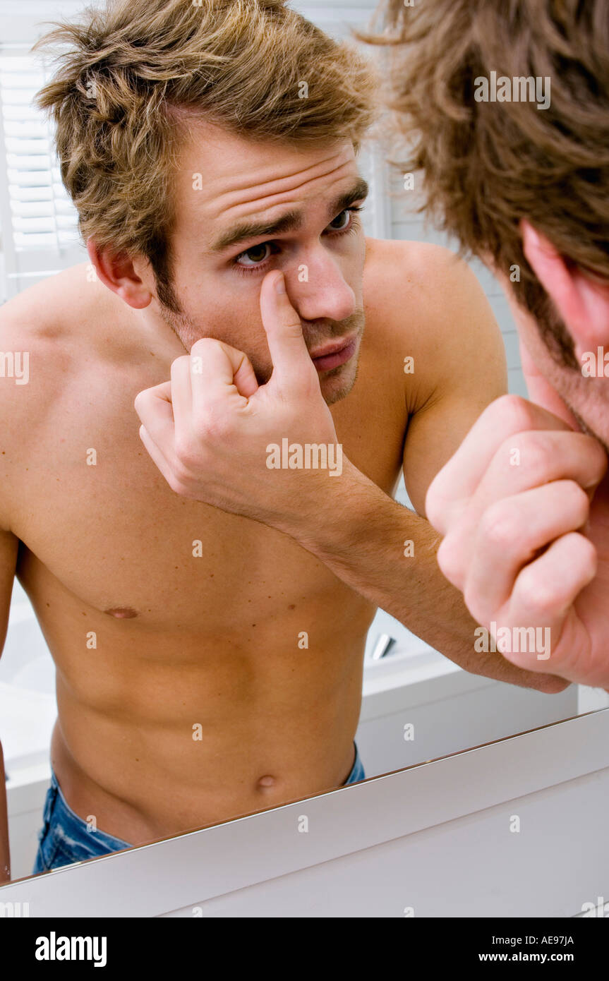 Nude man en face de miroir de salle de bains Photo Stock - Alamy