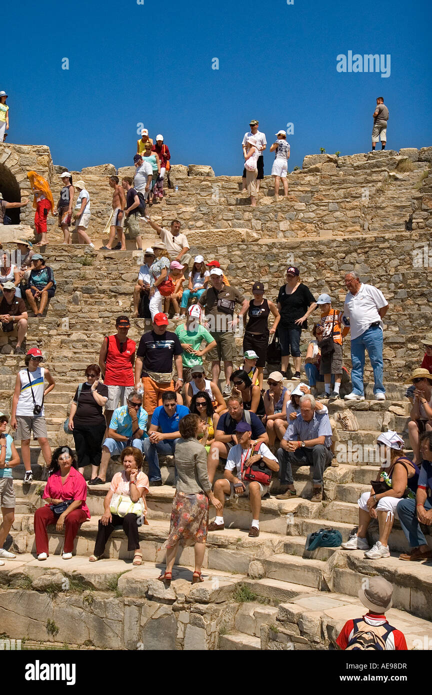 Les touristes à l'écoute de leur guide , Ephèse Amphithéâtre, Selcuk , Turquie Banque D'Images