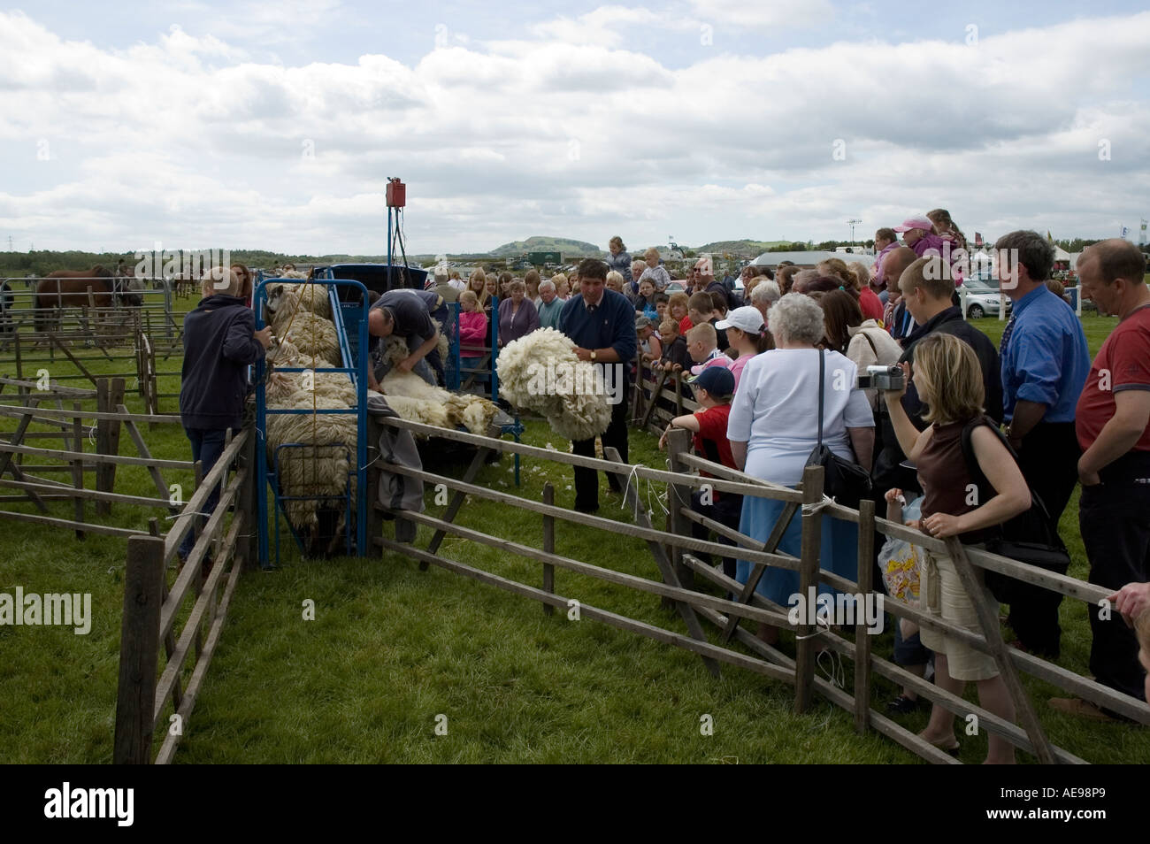 Regarder la foule part de la tonte des moutons de l'Ouest et du centre de démonstration de la tonte annuelle Fife Juin 2006 Salon de l'agriculture Banque D'Images