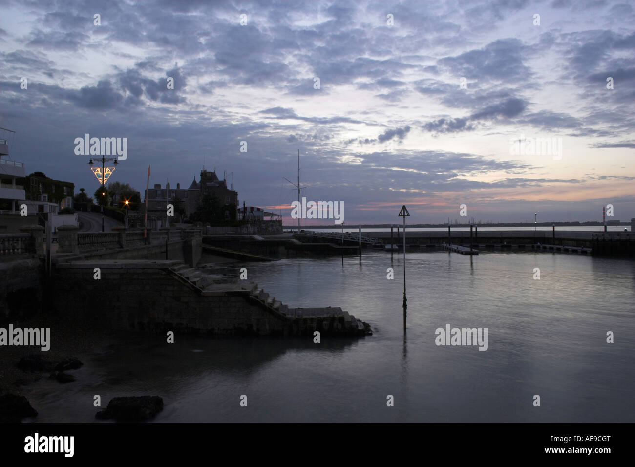 Le Royal Yacht Squadron de Cowes / château et Jubilee Haven dans la lumière de fin de soirée - Cowes, île de Wight. Banque D'Images