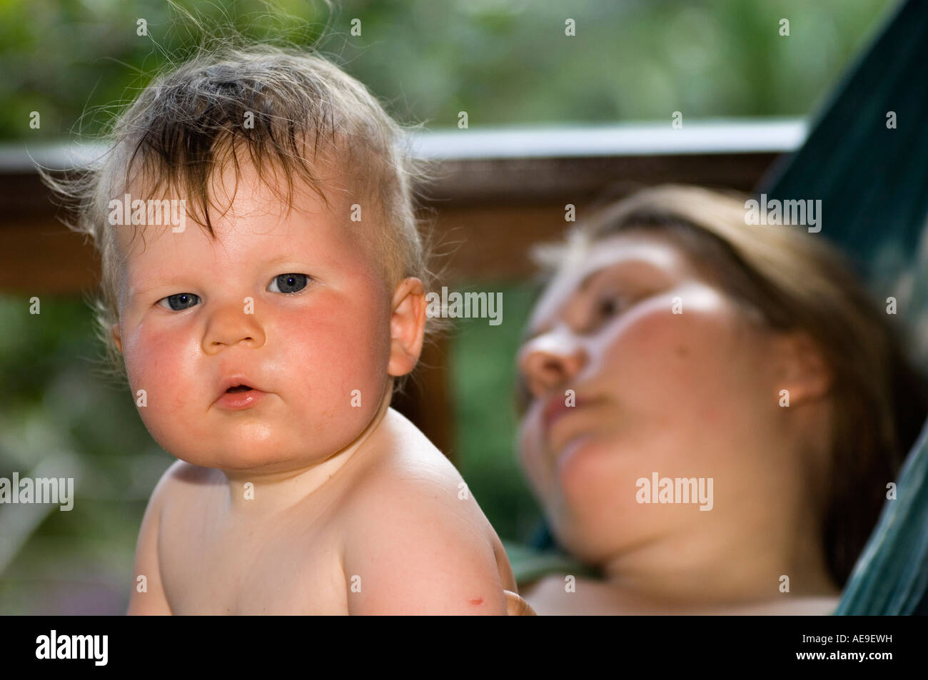 Maman et bébé dans un hamac Banque D'Images
