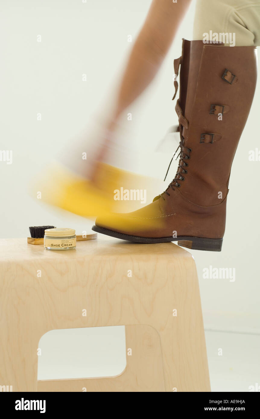Polishing boots Banque de photographies et d'images à haute résolution -  Alamy