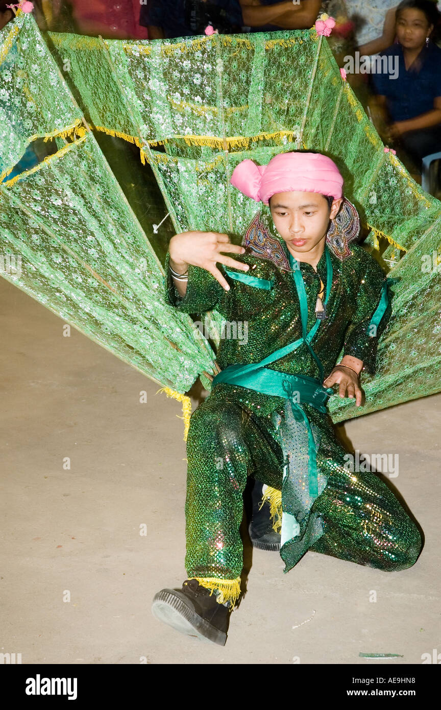 Un garçon exécute une danse du dragon à Wat Pa Pao durant la PVE Sang long festival à Chiang Mai Thaïlande Banque D'Images