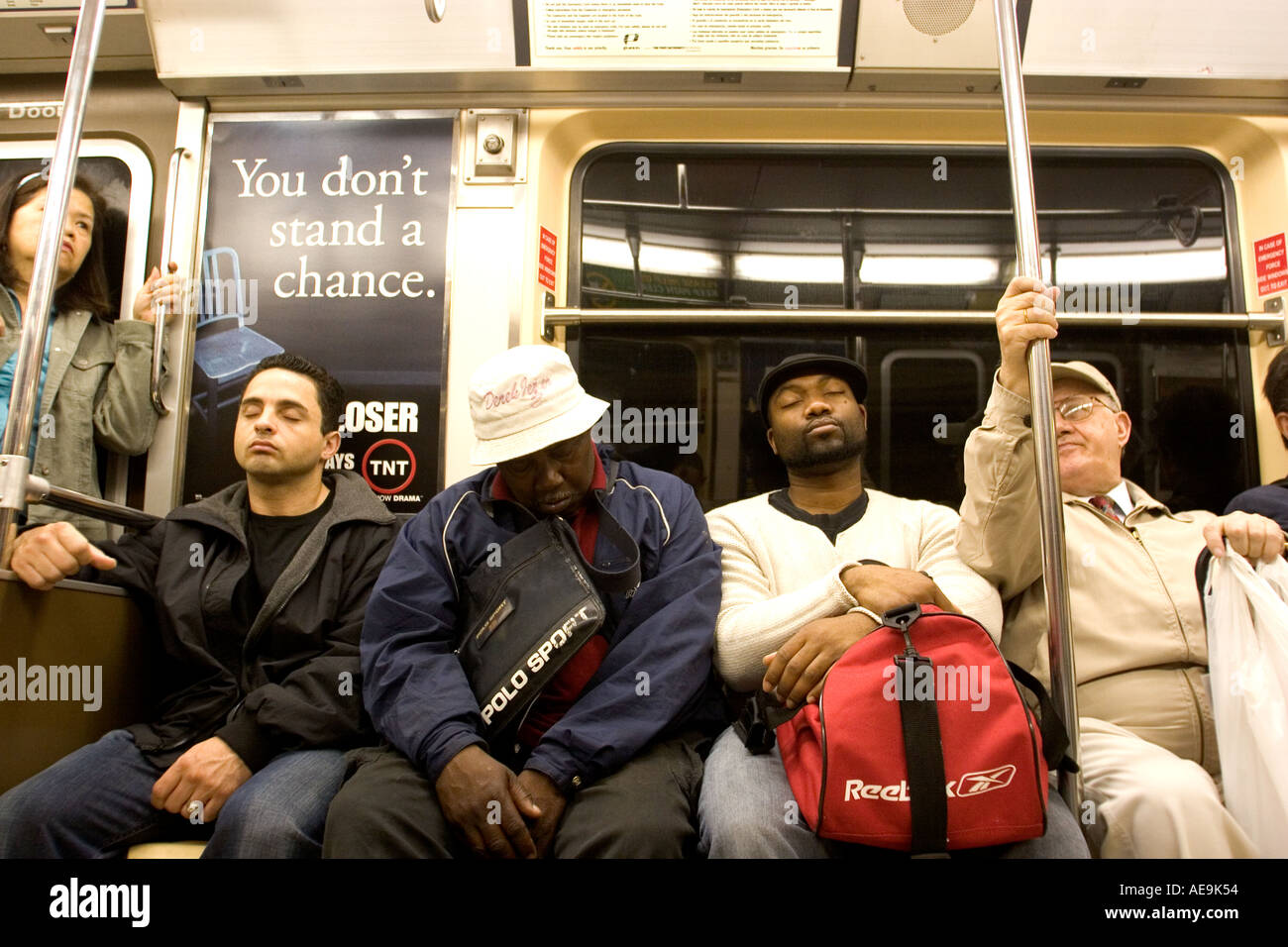 Les gens assis à l'intérieur de la rame de métro Manhattan NY USA Banque D'Images