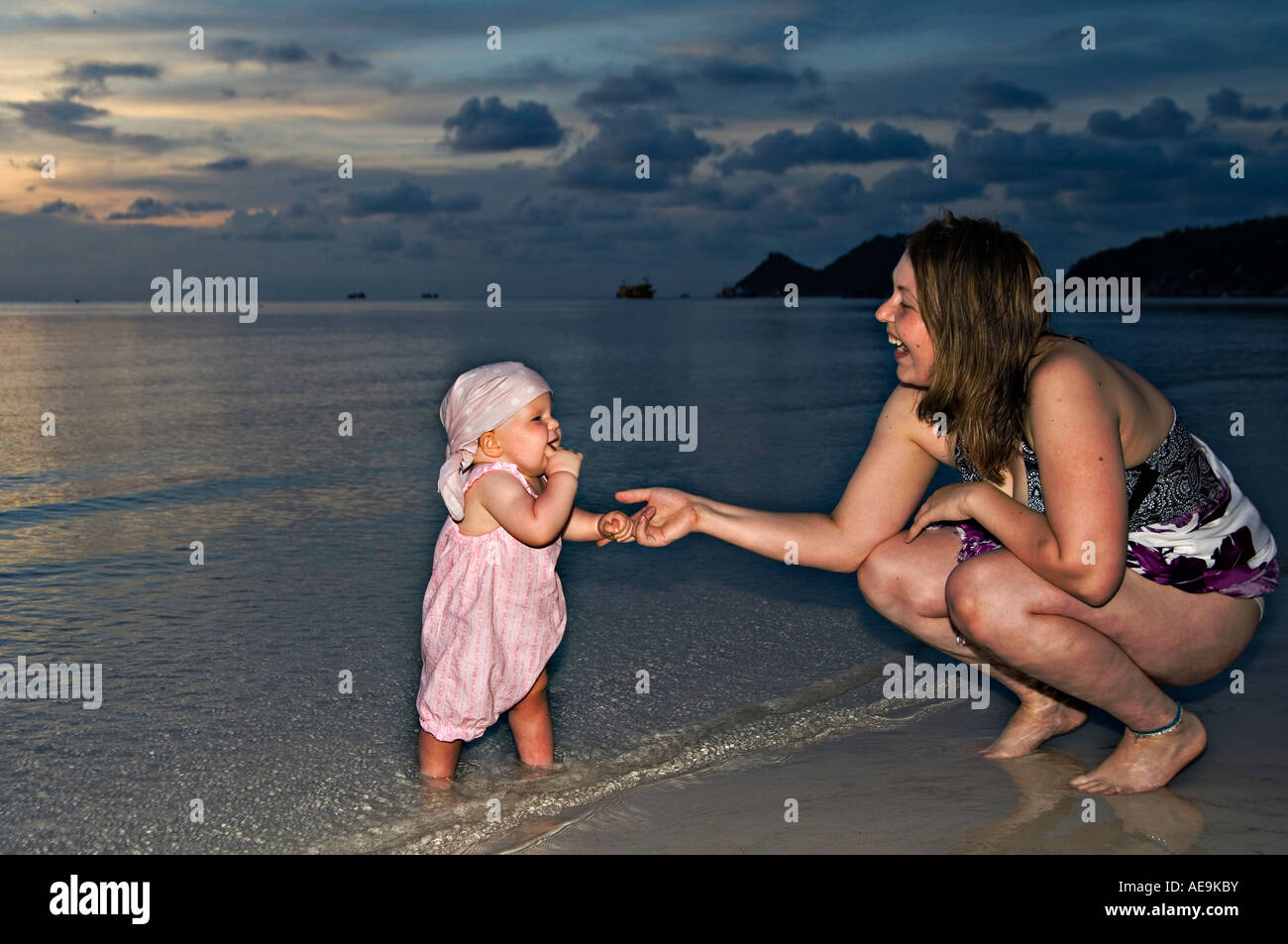 La mère et l'enfant sur une plage de Thaïlande Banque D'Images