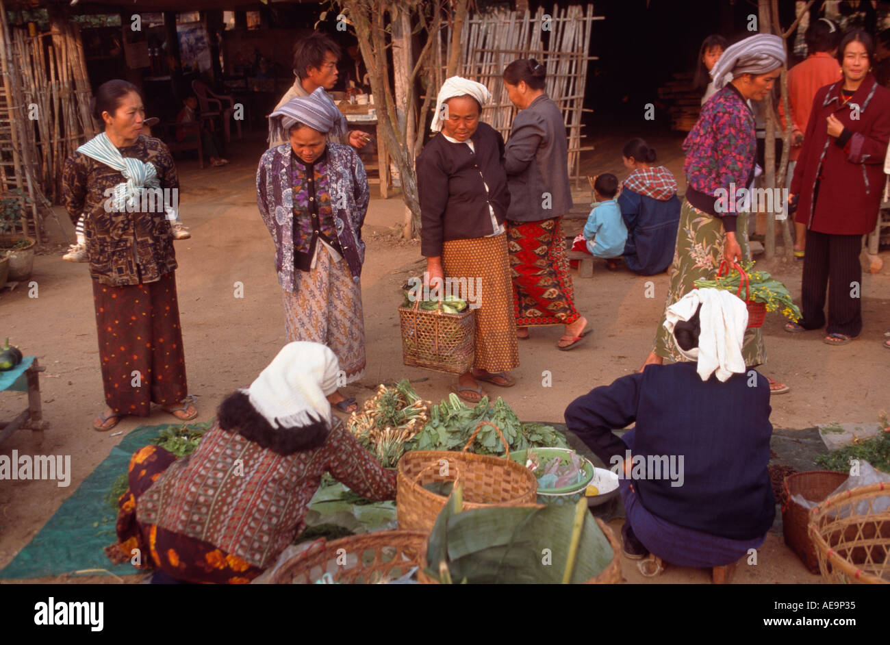Shopping femmes Shan pour les légumes au marché du matin, Kanaburoy Village, Keng Tung, est de l'État de Shan, en Birmanie Banque D'Images