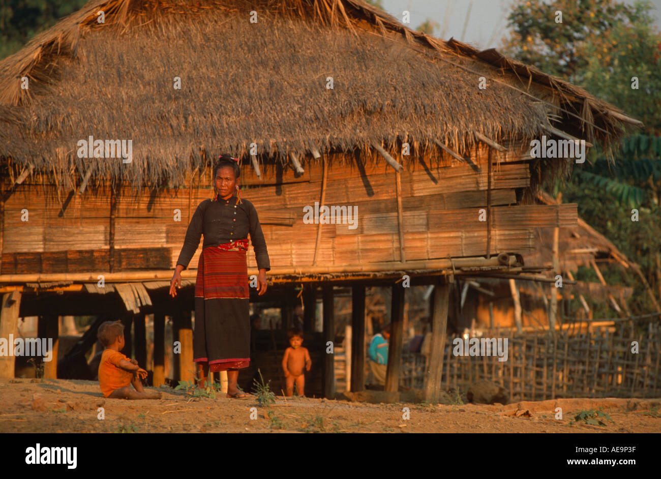 Wa femme en costume traditionnel à la Wa Aeng village de Ban Nam Rin Mai près de Keng Tung, est de l'État de Shan, en Birmanie Banque D'Images