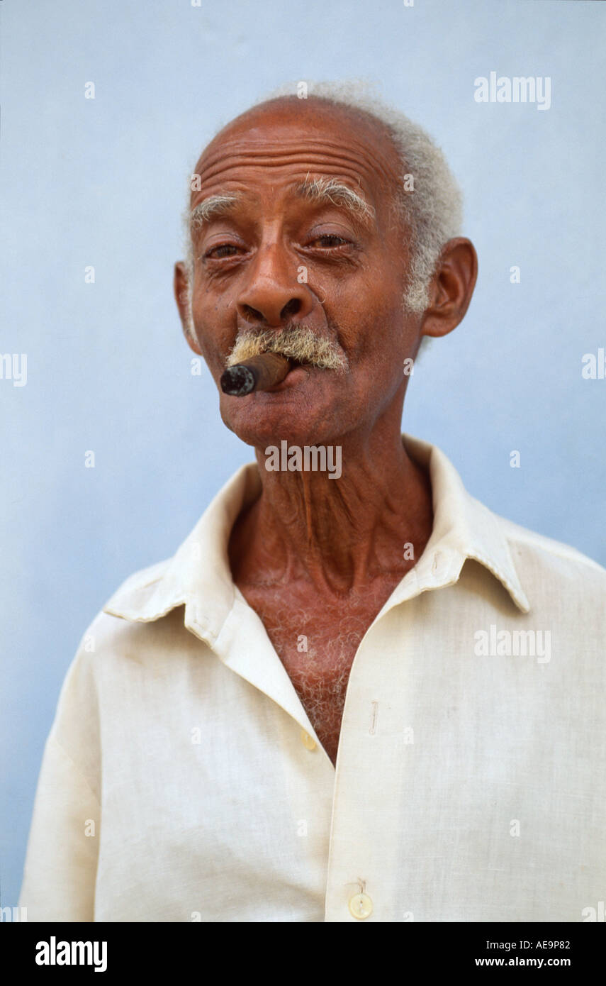 Vieil homme fumant un cigare, Trinidad, Cuba Banque D'Images