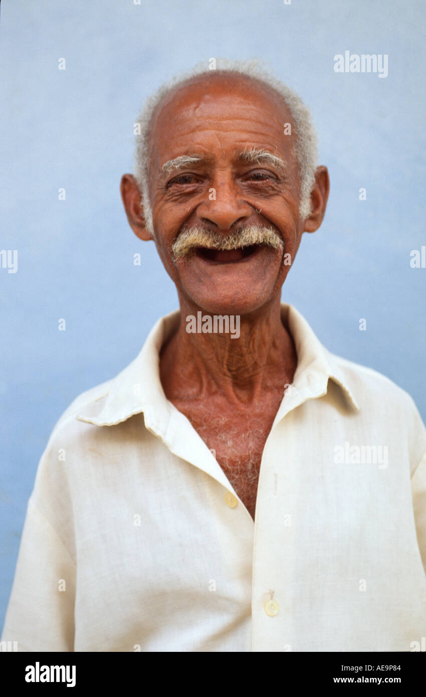 Vieil homme avec un large sourire édenté, Trinidad, Cuba Banque D'Images