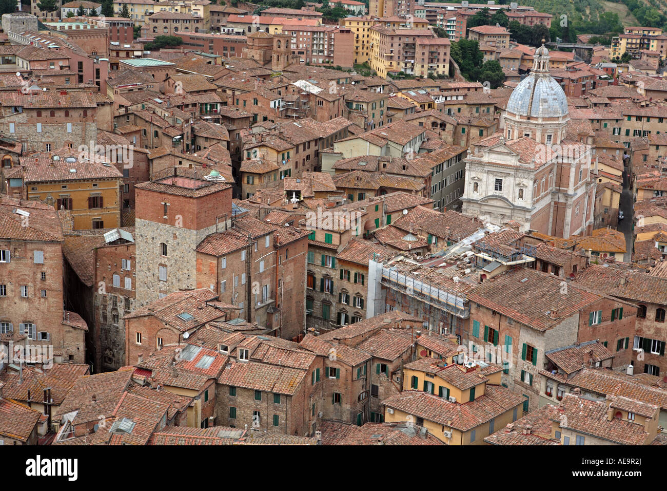 Vue panoramique aérienne d'anciens bâtiments médiévaux des rues étroites et des toits de Sienne en Toscane, Italie Banque D'Images