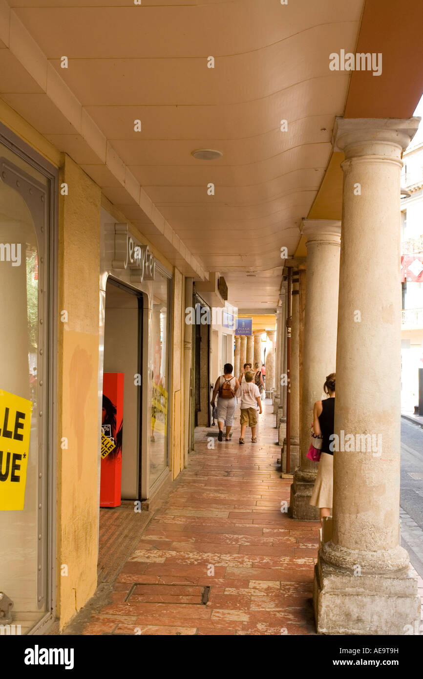 Rue commerçante bordée de colonne ville de Perpignan Languedoc Roussillon France Europe Banque D'Images