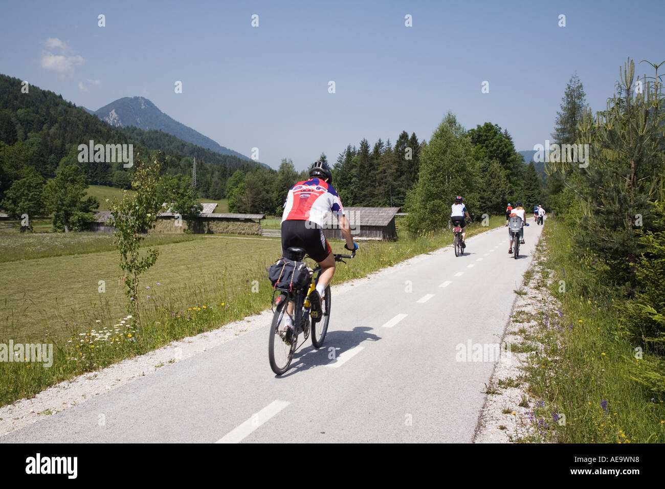 Kranjska Gora Slovénie. Les cyclistes sur vélo cycle marqué itinéraire par la vallée de Zgornjesavska dans les Alpes Juliennes en été Banque D'Images