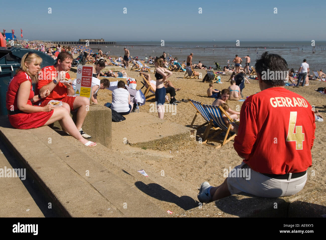 Steven Gerrard, capitaine de football anglais 2006 portait un maillot rouge numéro 4. Football anglais 2006 match de Coupe du monde, fans Southend on Sea 2000s HOMER SYKES Banque D'Images