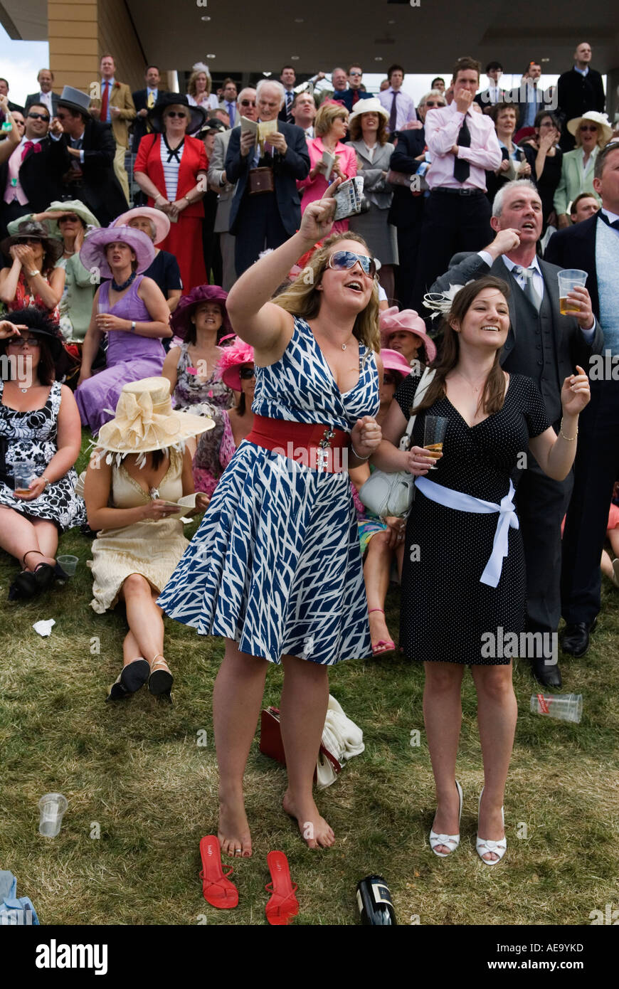 Royal Ascot, deux jeunes femmes qui s'amusent une journée aux courses. Royal Ascot, courses hippiques. Berkshire UK. HOMER SYKES des années 2006 2000. Banque D'Images