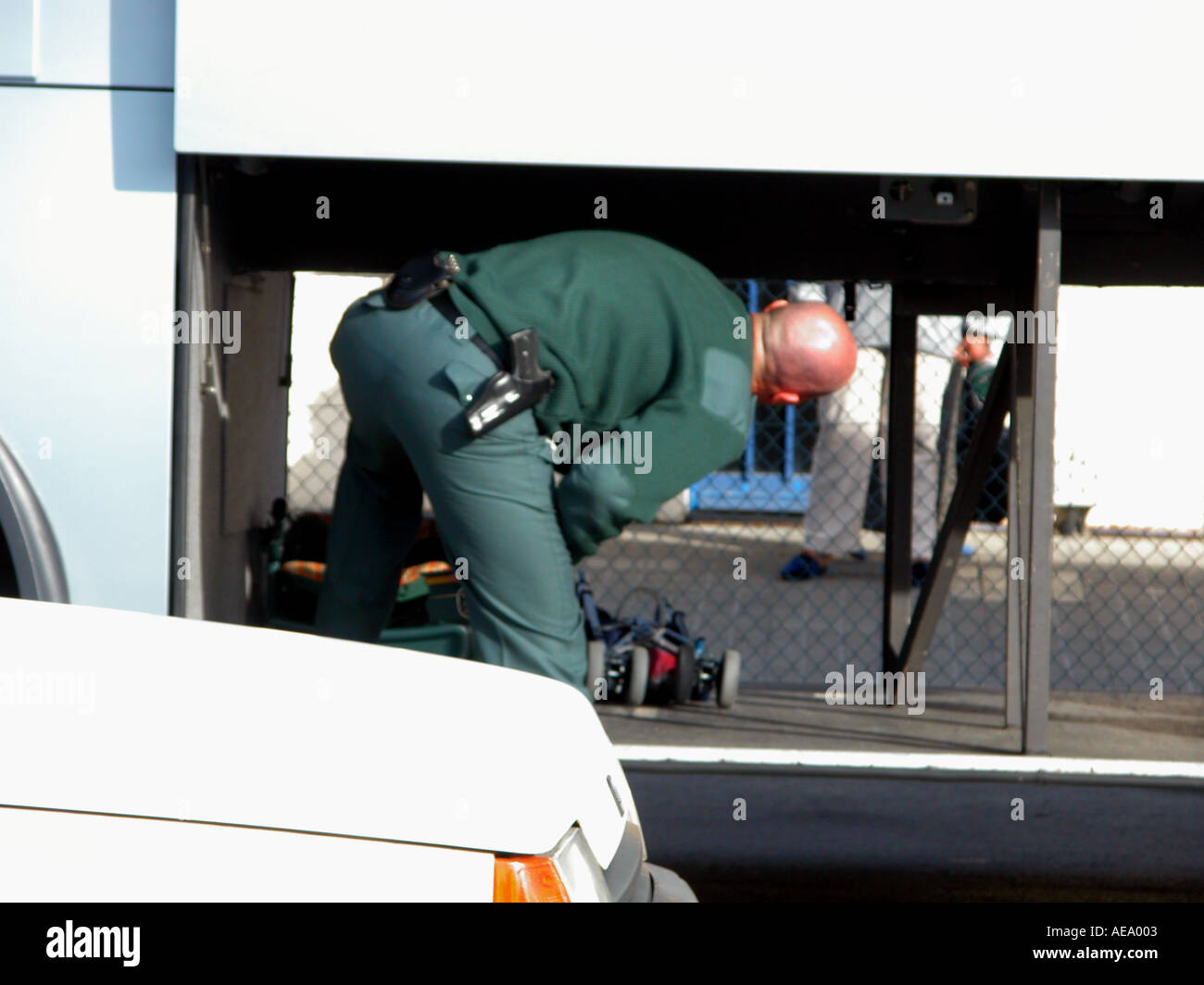 Un Guardia Civil espagnole préposé inspecte le coffre d'une voiture de tourisme de Gibraltar de l'entrée en Espagne, Europe Banque D'Images