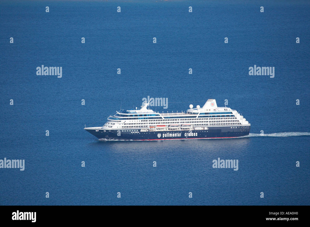 La Pullmantur Cruises navire de croisière de luxe traverse le détroit entre Corfou et l'Albanie Banque D'Images