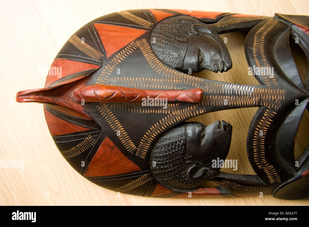 Partie supérieure d'un masque de visage en bois africain de Maasai Mare.Sculpté dans du bois coloré noir et rouge avec des marques marron-jaune ornementées. Banque D'Images