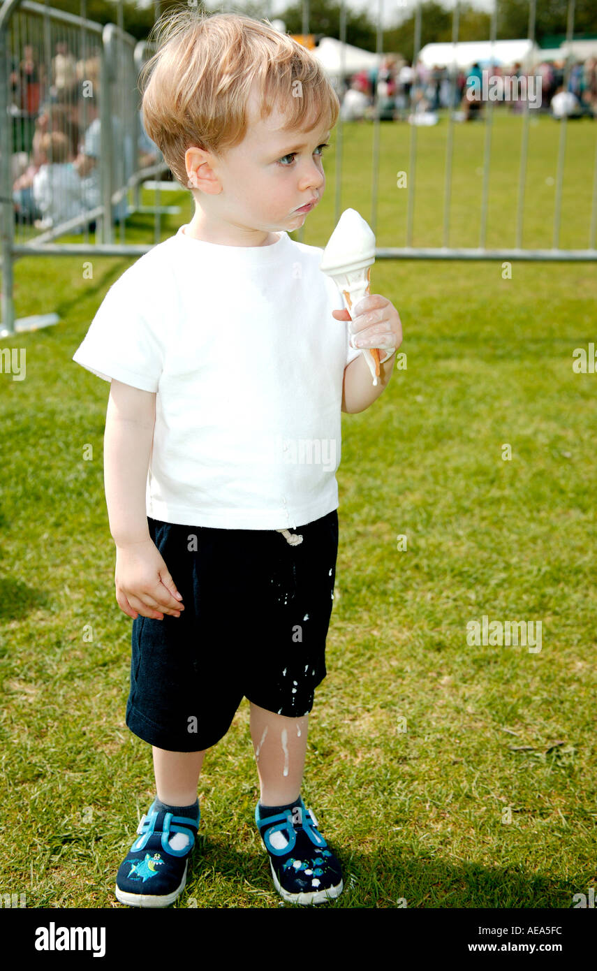 Young boy eating Ice cream Fringe Dimanche Ville de Edinburgh Fringe Festival 2003 Banque D'Images