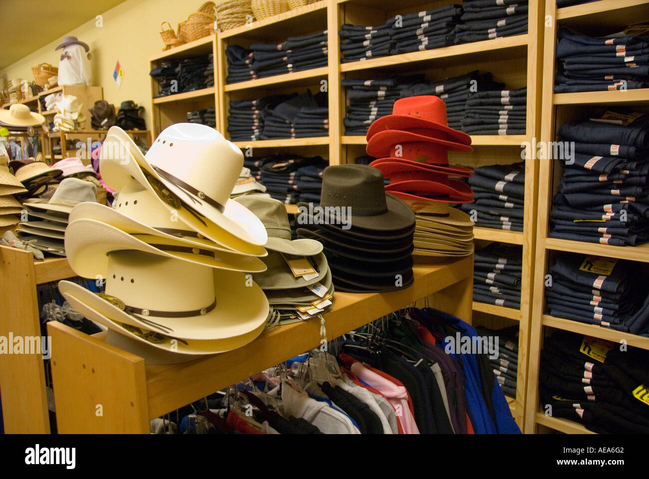 Les chapeaux et les jeans à Cunha Country Store Half Moon Bay San Mateo Côte de la Californie au sud de San Francisco Banque D'Images