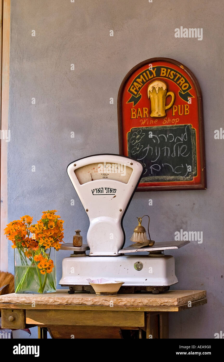 Nature morte avec une échelle et de fleurs blanches Banque D'Images