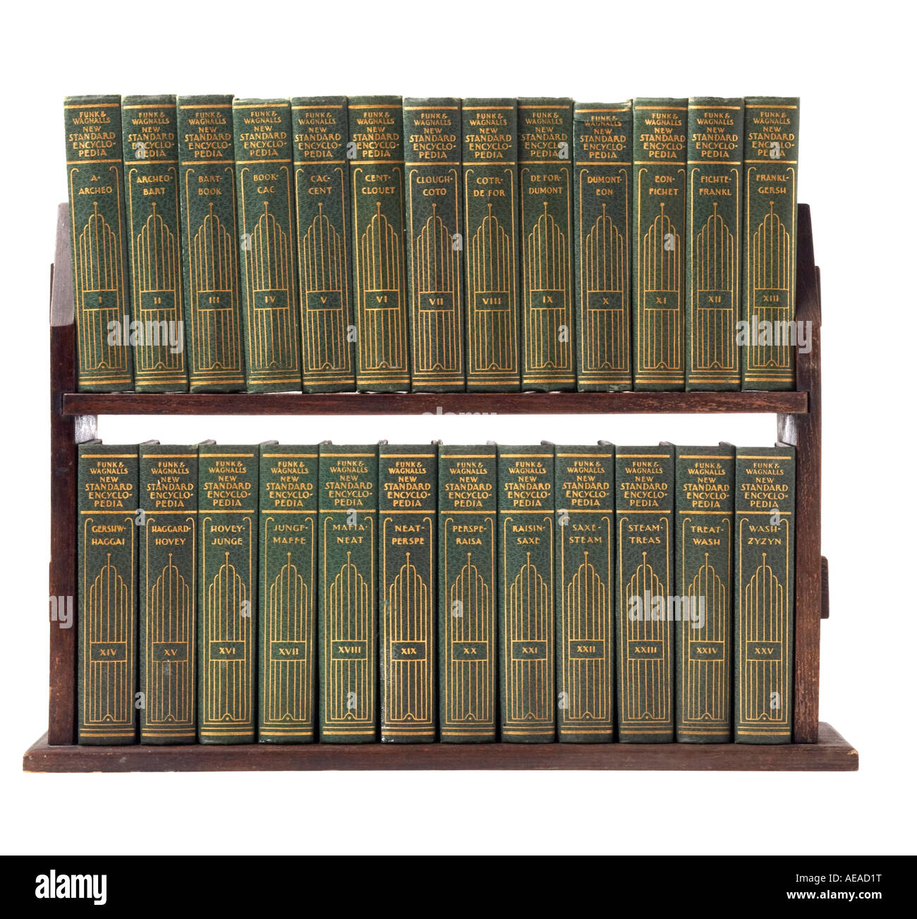 Ensemble de vintage books sur une étagère en bois qui se découpent sur un fond blanc Banque D'Images