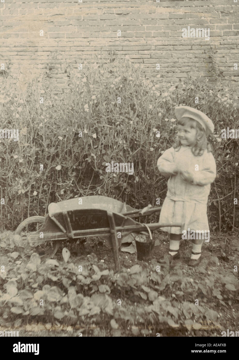 Photographie du cabinet d'enfant dans jardin vers 1890 Banque D'Images