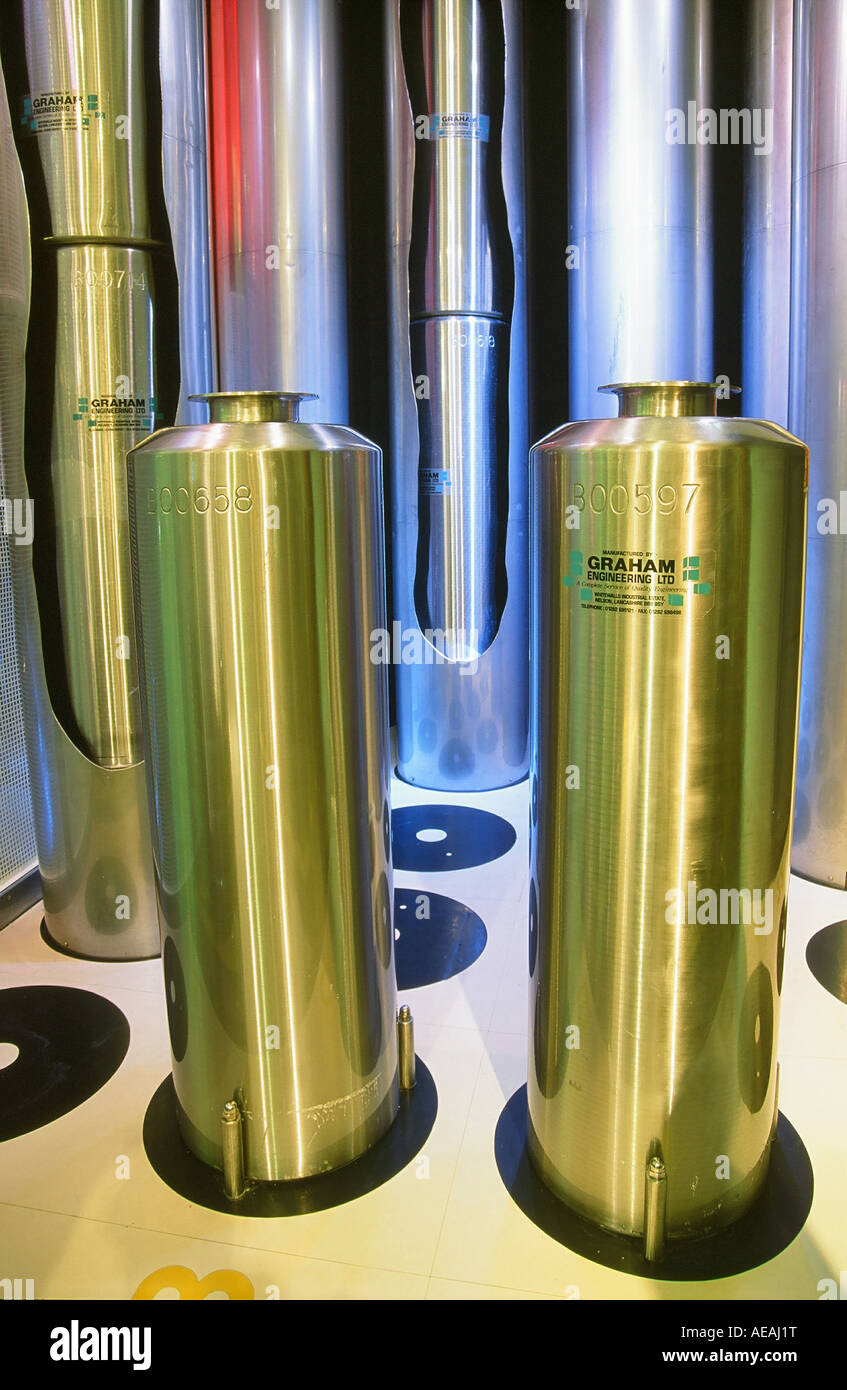 Fûts en acier inoxydable pour le dépôt de déchets moyennement radioactifs, centrale nucléaire de Sellafield, Cumbria, Royaume-Uni Banque D'Images