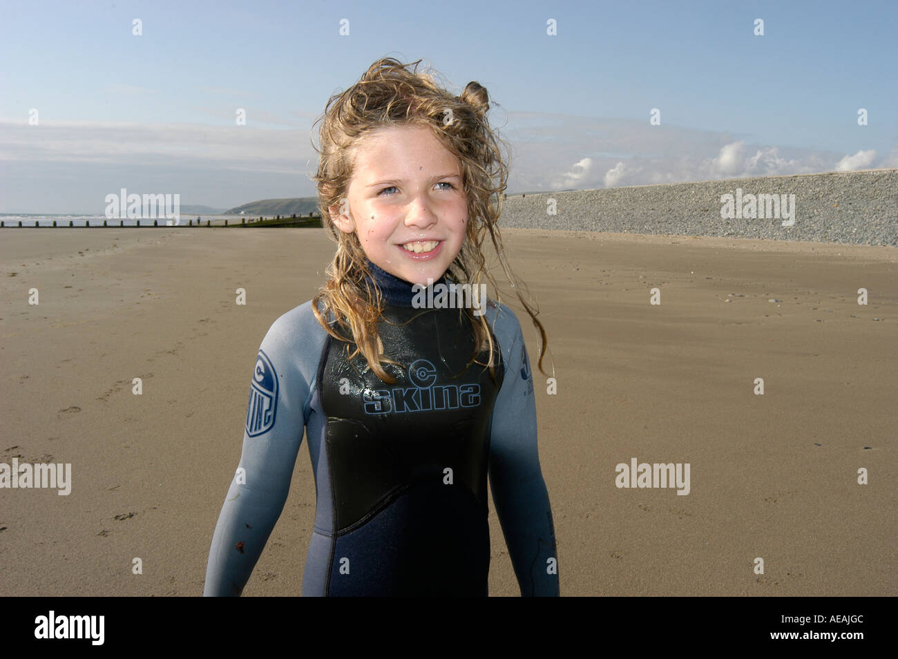 Jeune fille de 12 ans en combinaison humide en vacances sur Borth Ynyslas  beach Ceredigion Pays de Galles UK ; après-midi d'été, plage de sable Photo  Stock - Alamy