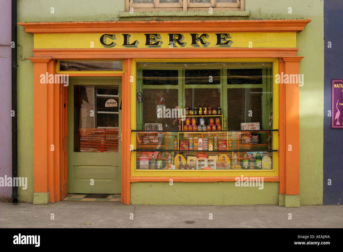 De l'extérieur du magasin Clerke Skibbereen Irlande - peint de couleurs vives, un irlandais à l'ancienne épicerie du village local Banque D'Images