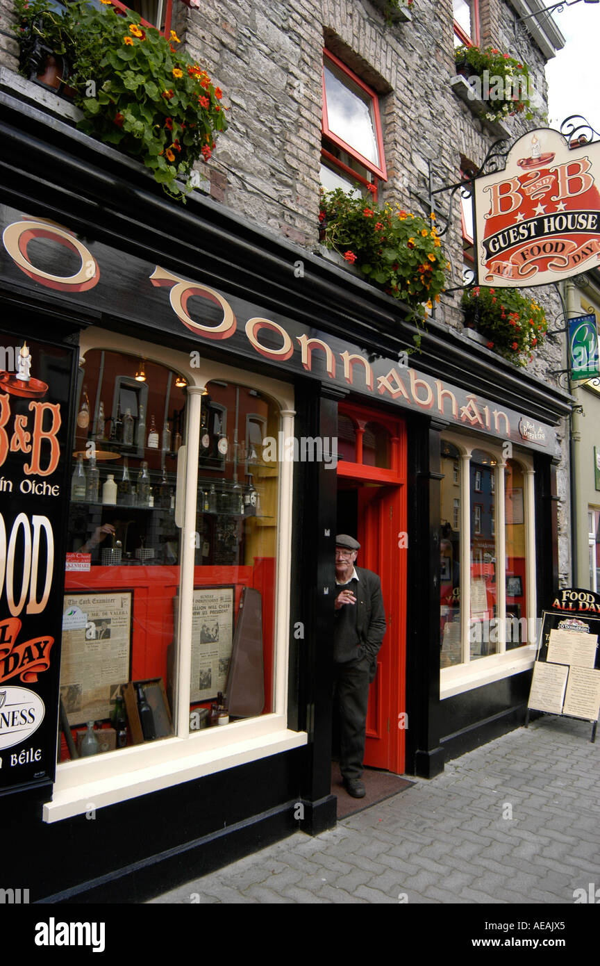 Homme debout dans un pub de porte, la ville de Kenmare, Irlande Banque D'Images