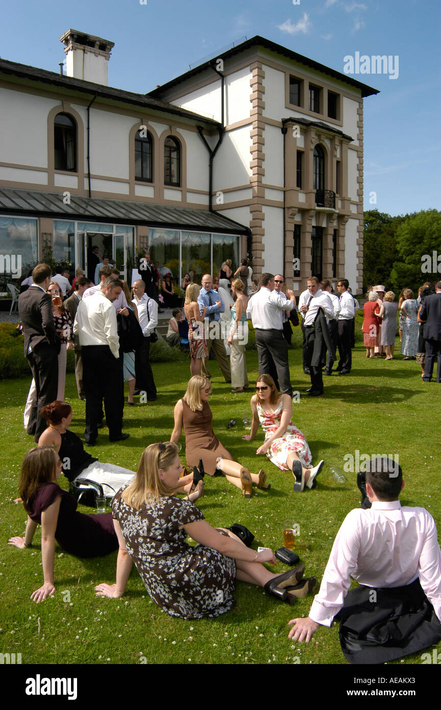 Fête de mariage assis au soleil à l'extérieur sur la pelouse du My-bed-Dresden Country House Hotel Lampeter Ceredigion Banque D'Images