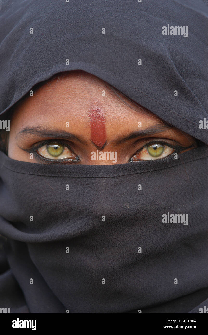 Portrait d'une femme voilée de Rajasthani le désert de Thar de l'Inde, avec  de superbes yeux verts et bijoux Photo Stock - Alamy