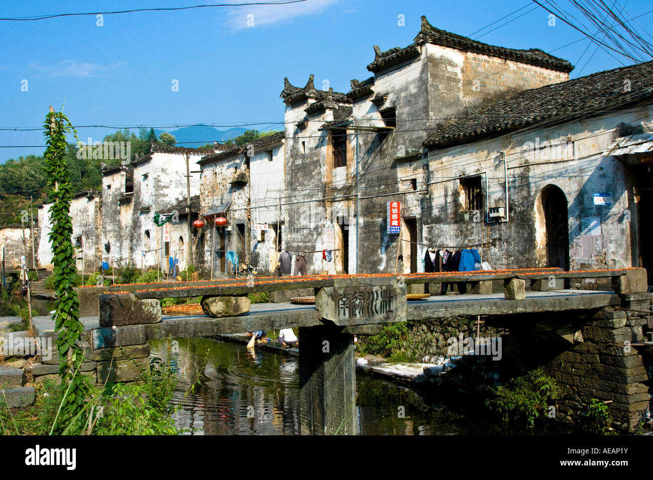 Riverside Village Architecture pittoresque village de style Huizhou Antique Likeng Wuyuan County Chine Banque D'Images