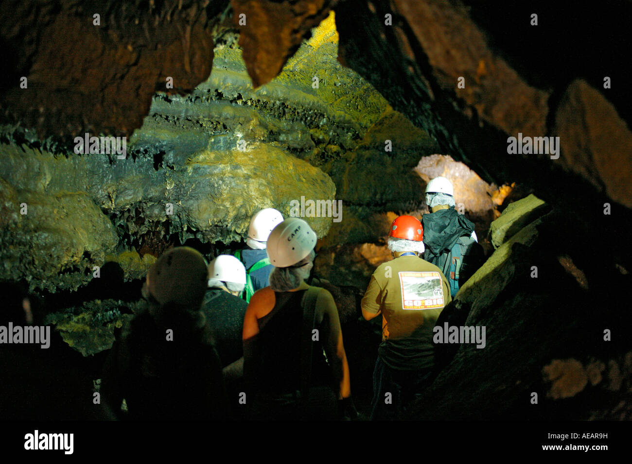 Les personnes qui désirent visiter Gruta do Carvao grotte de lave. L'île de São Miguel, Açores, Portugal Banque D'Images