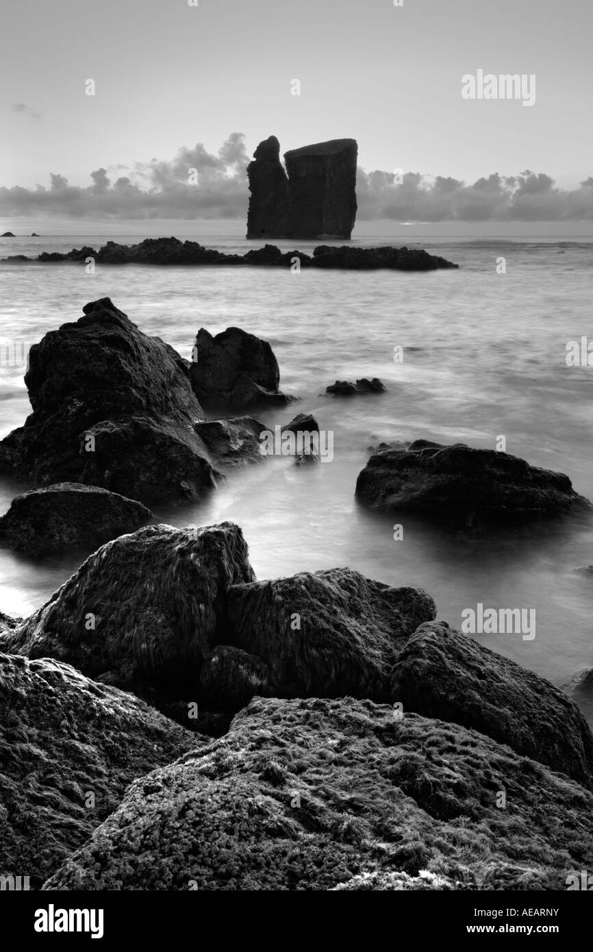 Açores seascape en noir et blanc, près de l'Mosteiros îlots. L'île de São Miguel, Açores, Portugal Banque D'Images