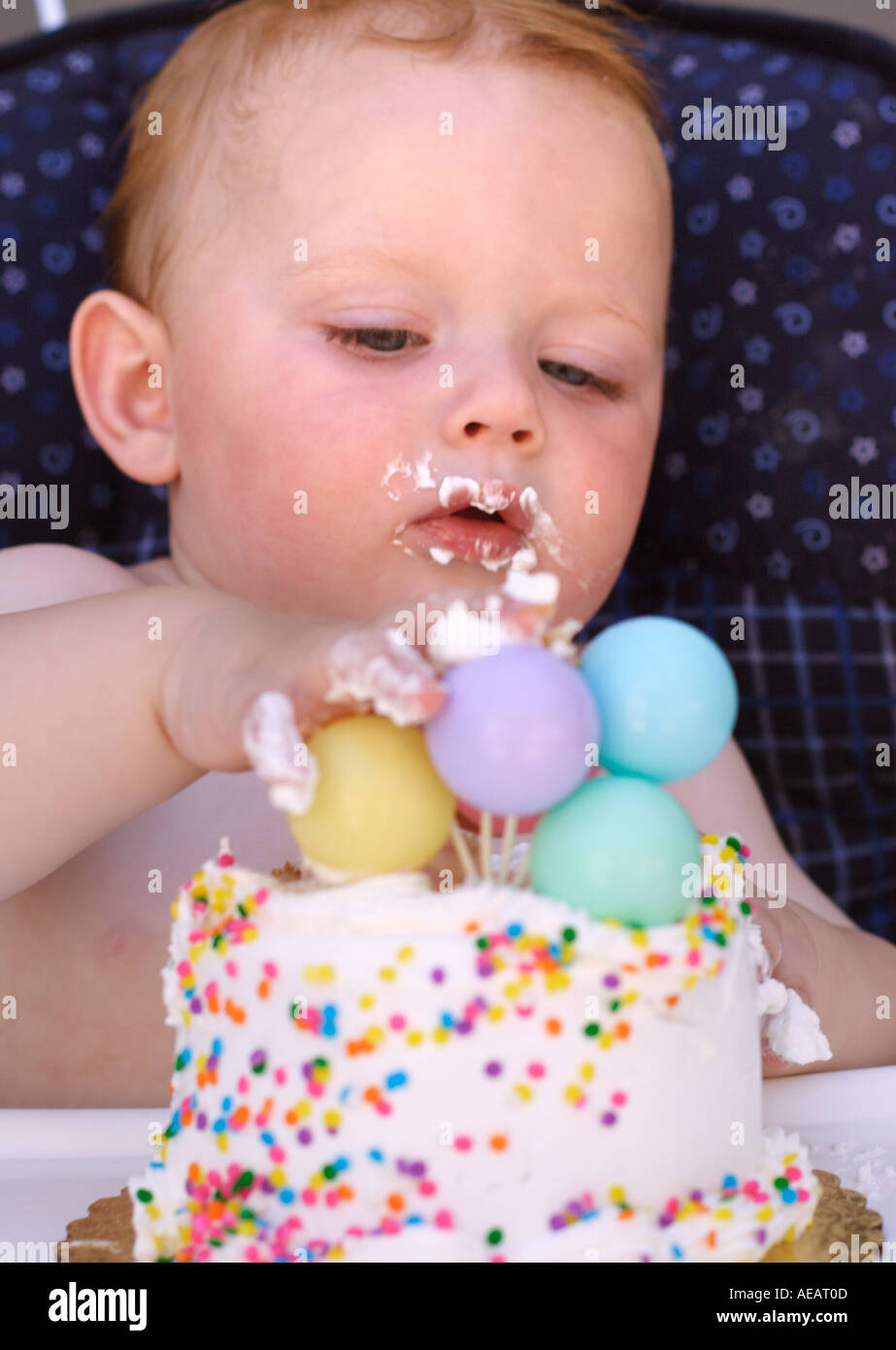 Jeune garçon manger un gâteau pour son premier anniversaire Banque D'Images