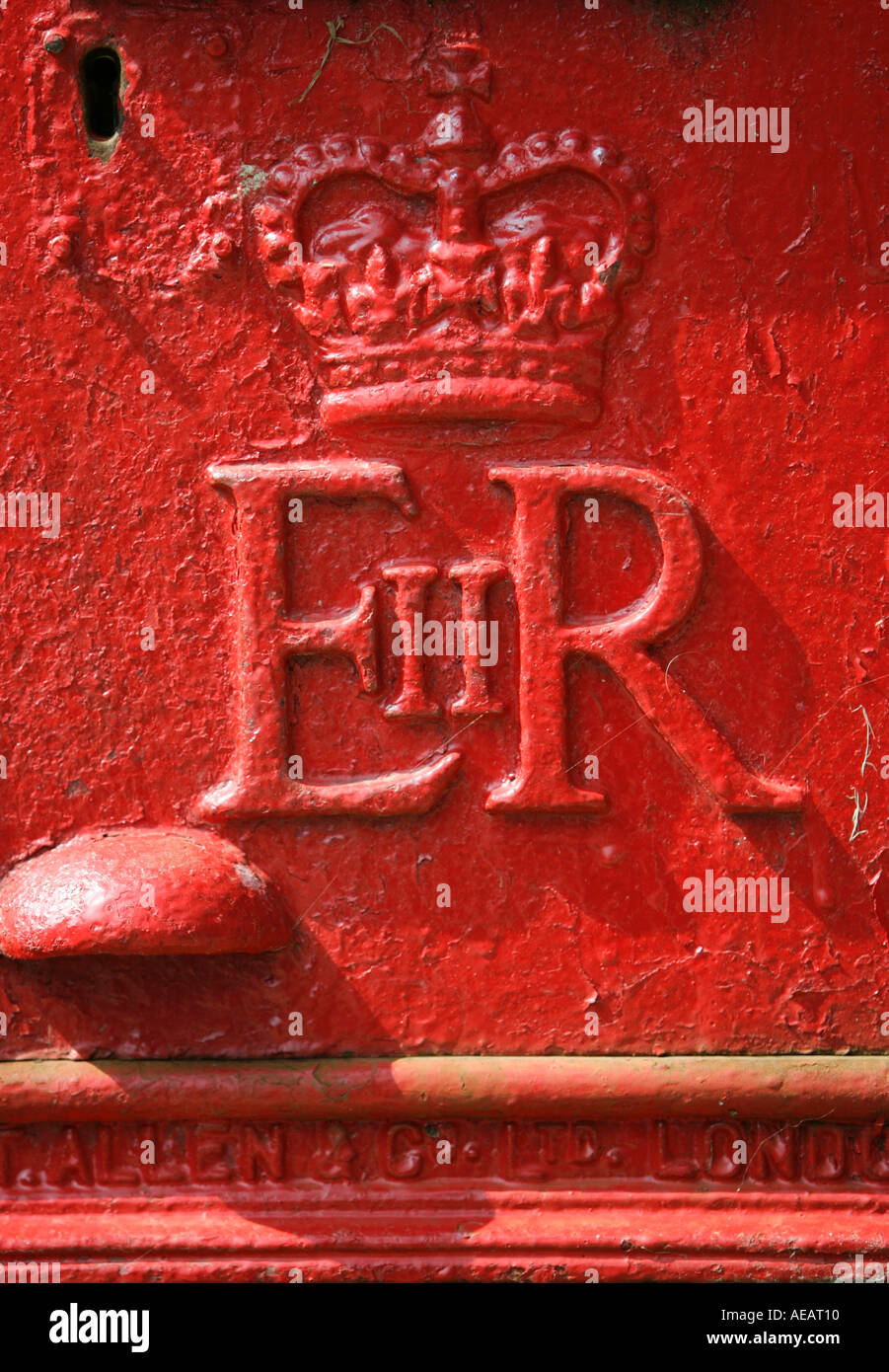 Royal Mail Post Box avec le monogramme de la Reine s'initiales E II R pour marquer le règne de la reine Elizabeth II l'Angleterre Banque D'Images