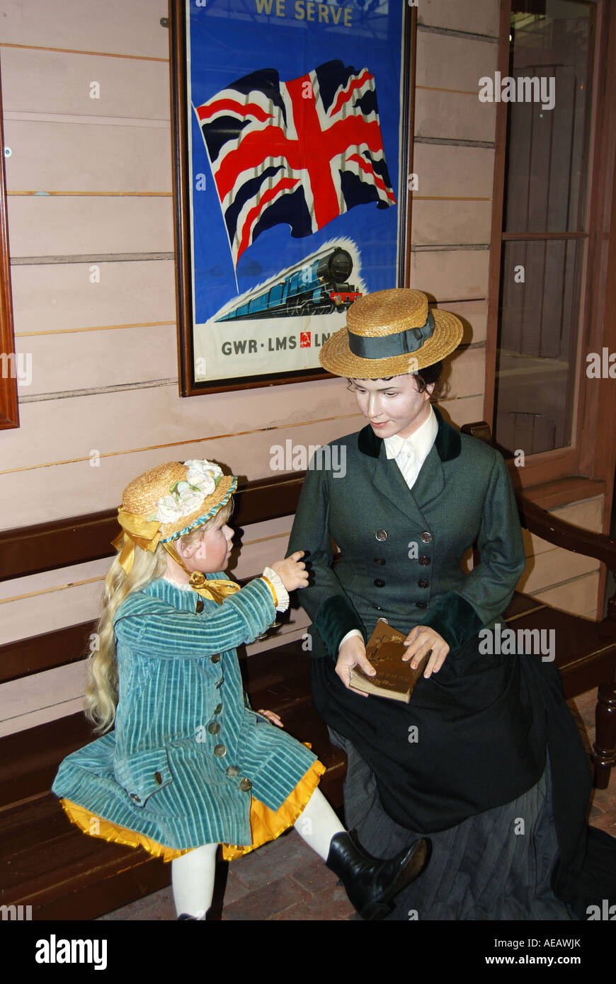Mère et fille à la gare, Swindon 'steam' Railway Museum, Swindon, Wiltshire, Angleterre, Royaume-Uni Banque D'Images