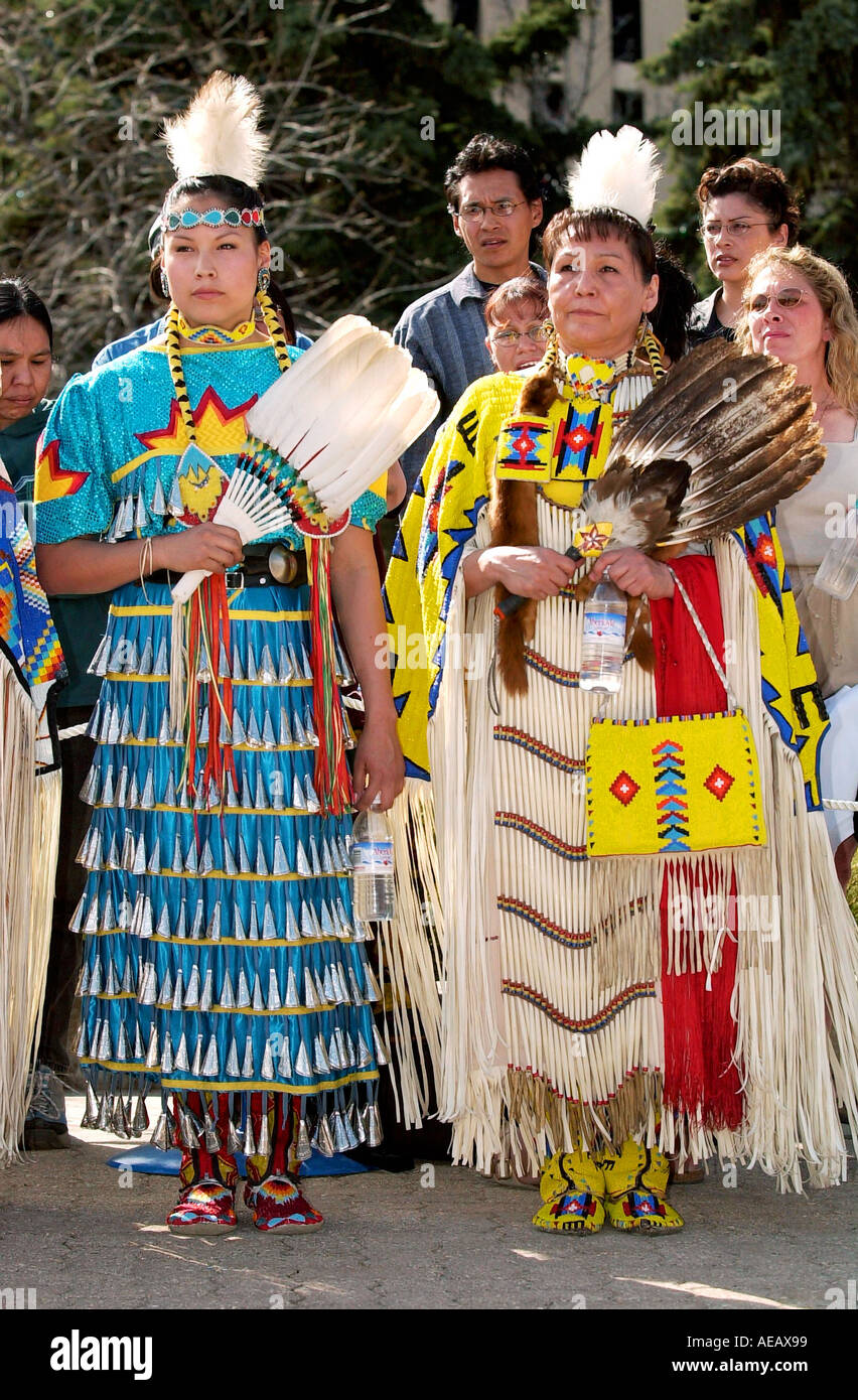 Les FEMMES DE LA PREMIÈRE NATION CRIE DE COSTUMES TRADITIONNELS ...