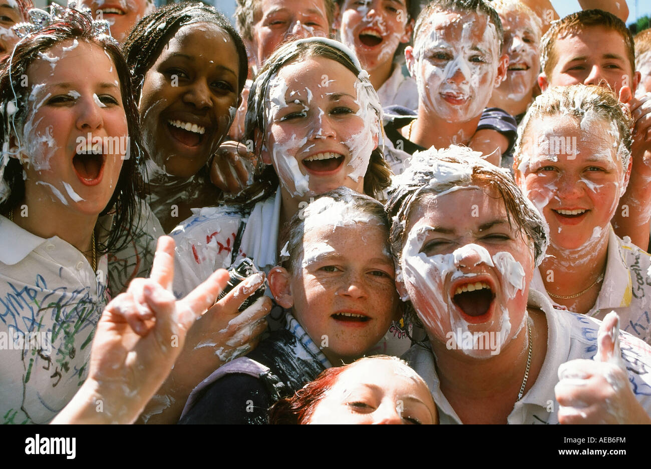 Les enfants de l'école célèbre breaking up pour l'été, Dalton de Furness, Cumbria, Royaume-Uni Banque D'Images