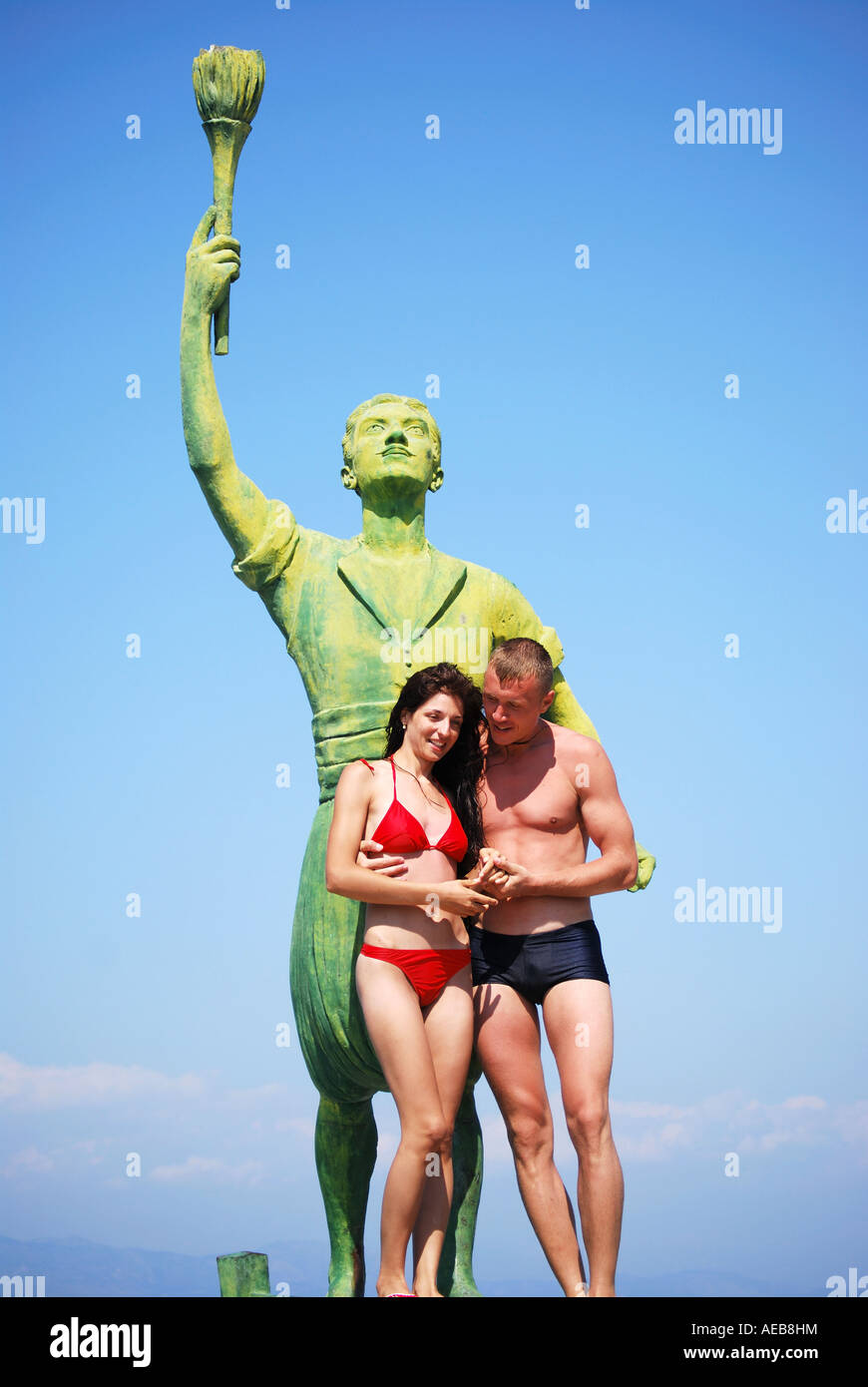 Couple par statue de combattant de la liberté grecque, Geogios Anemogiannis Gaois Gaois, Port,, Paxos, îles Ioniennes, Grèce Banque D'Images