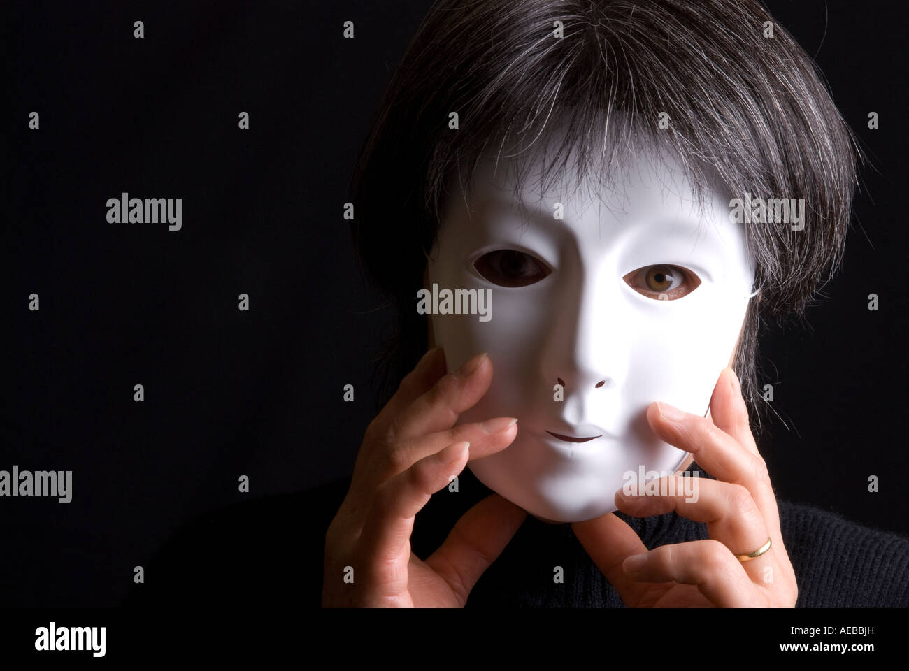 Femme portant un masque blanc Banque D'Images