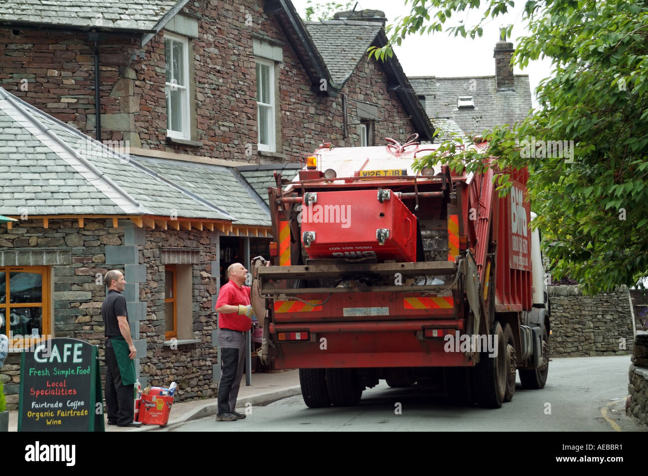 La vidange de grandes coopératives poubelle en camion de collecte de déchets de la société BIFFA Banque D'Images