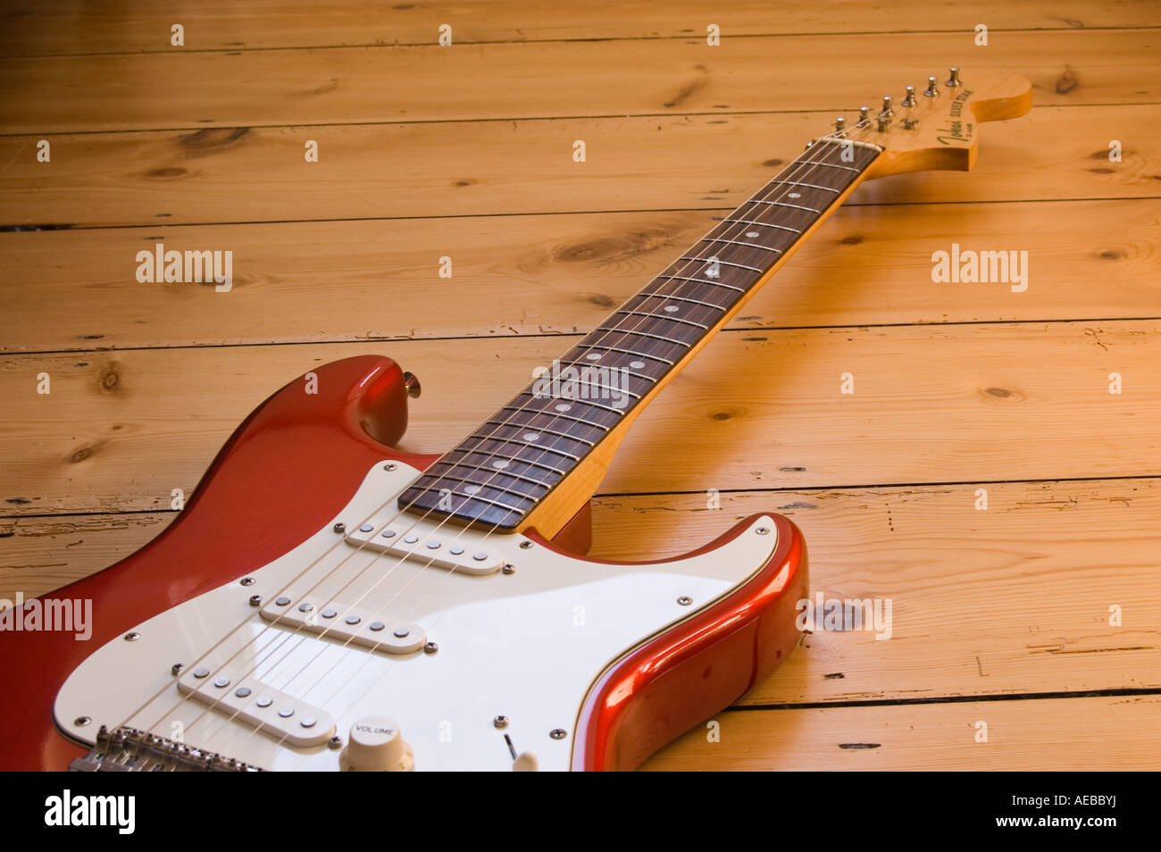 Tokai 1981 Silver Star en candy apple red - sans doute la plus belle copie de Fender Stratocaster la puissante. Représenté sur un sol en bois Banque D'Images